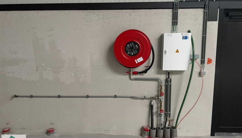 208m&sup2; loods met 1 parkeerplaats te huur in Kontich, gelegen in bedrijvenpark Heiveldekens, binnen de gouden driehoek (Antwerpen, Brussel en Gent). 
Vlotte bereikbaarheid, dichtbij de E19 en met een goede ontsluiting via de A12 en de R0 (ring rond Brussel