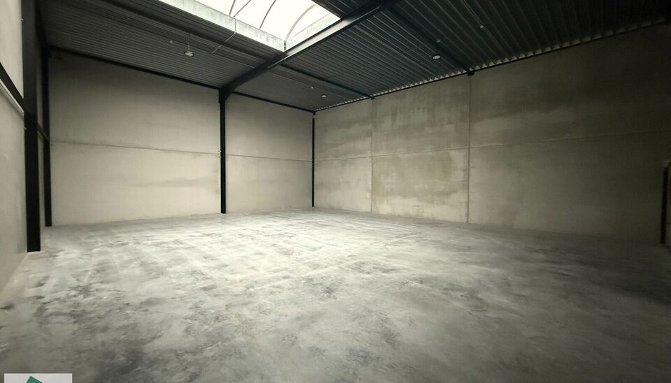 208m&sup2; loods met 1 parkeerplaats te huur in Kontich, gelegen in bedrijvenpark Heiveldekens, binnen de gouden driehoek (Antwerpen, Brussel en Gent). 
Vlotte bereikbaarheid, dichtbij de E19 en met een goede ontsluiting via de A12 en de R0 (ring rond Brussel