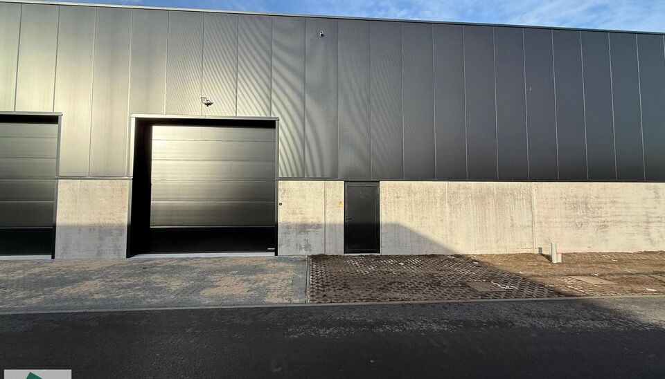 208m&sup2; loods met 1 parkeerplaats te huur in Kontich, gelegen in bedrijvenpark Heiveldekens, binnen de gouden driehoek (Antwerpen, Brussel en Gent). 
Vlotte bereikbaarheid, dichtbij de E19 en met een goede ontsluiting via de A12 en de R0 (ring rond Brussel