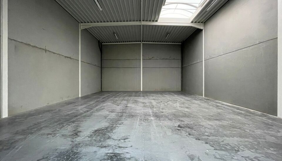 Loods A04 van 219m² met 2 ppl te huur op de oude industriesite (Tapijtenweverij Belgian Industrial Carpets) in de wijk Walle ten zuiden van de historische binnenstad van Kortrijk. 
Deze site is uitstekend gelegen, zijnde op 300m van de Doorniksesteenweg 