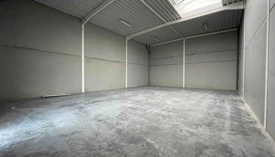 Loods A04 van 219m² met 2 ppl te huur op de oude industriesite (Tapijtenweverij Belgian Industrial Carpets) in de wijk Walle ten zuiden van de historische binnenstad van Kortrijk. 
Deze site is uitstekend gelegen, zijnde op 300m van de Doorniksesteenweg 