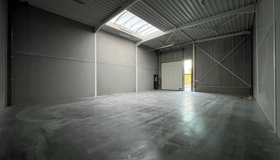 Loods A04 van 219m² met 2 ppl te huur op de oude industriesite (Tapijtenweverij Belgian Industrial Carpets) in de wijk Walle ten zuiden van de historische binnenstad van Kortrijk. 
Deze site is uitstekend gelegen, zijnde op 300m van de Doorniksesteenweg 