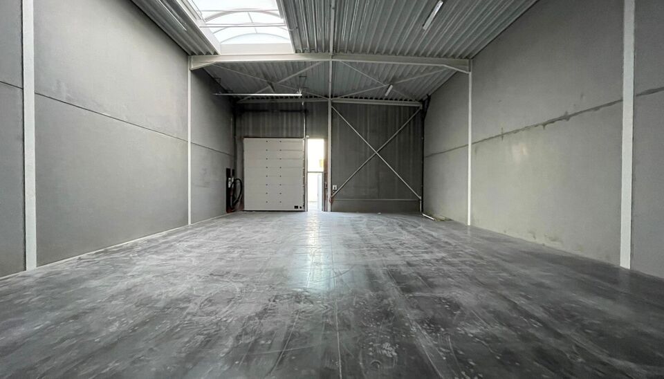 Loods A04 van 219m² met 2 ppl te huur op de oude industriesite (Tapijtenweverij Belgian Industrial Carpets) in de wijk Walle ten zuiden van de historische binnenstad van Kortrijk. 
Deze site is uitstekend gelegen, zijnde op 300m van de Doorniksesteenweg 