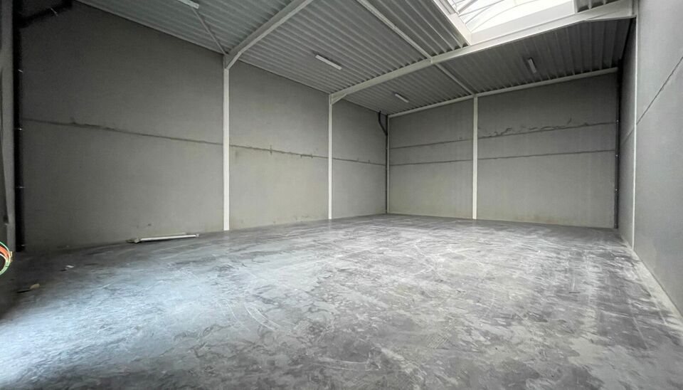 Loods A04 van 219m² met 2 ppl te huur op de oude industriesite (Tapijtenweverij Belgian Industrial Carpets) in de wijk Walle ten zuiden van de historische binnenstad van Kortrijk. 
Deze site is uitstekend gelegen, zijnde op 300m van de Doorniksesteenweg 