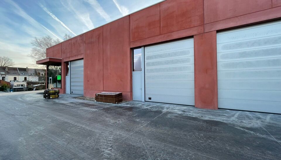 Loods A04 van 219m² met 2 ppl te huur op de oude industriesite (Tapijtenweverij Belgian Industrial Carpets) in de wijk Walle ten zuiden van de historische binnenstad van Kortrijk. 
Deze site is uitstekend gelegen, zijnde op 300m van de Doorniksesteenweg 