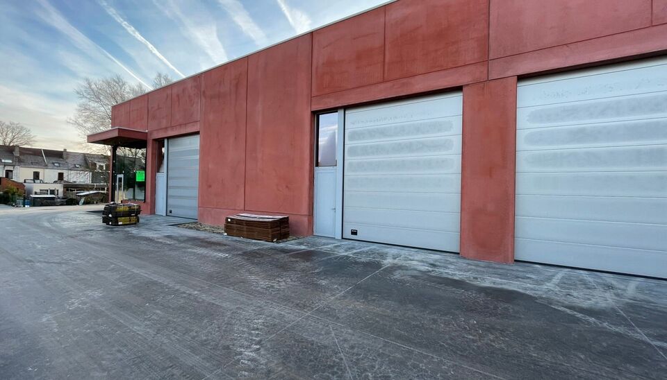 Loods A04 van 219m² met 2 ppl te huur op de oude industriesite (Tapijtenweverij Belgian Industrial Carpets) in de wijk Walle ten zuiden van de historische binnenstad van Kortrijk. 
Deze site is uitstekend gelegen, zijnde op 300m van de Doorniksesteenweg 