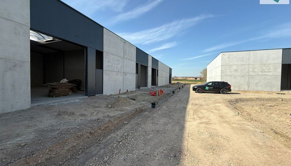 Ontdek deze gloednieuwe KMO-unit van 198m² aan de Brugsesteenweg 106 in Pittem. 
Dankzij de nabijheid van de N37 en vlotte verbindingen naar de E403 is dit pand perfect geschikt voor ondernemers die efficiëntie en toegankelijkheid combineren.
De loods v