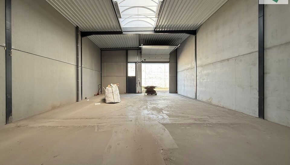 Ontdek deze gloednieuwe KMO-unit van 198m² aan de Brugsesteenweg 106 in Pittem. 
Dankzij de nabijheid van de N37 en vlotte verbindingen naar de E403 is dit pand perfect geschikt voor ondernemers die efficiëntie en toegankelijkheid combineren.
De loods v