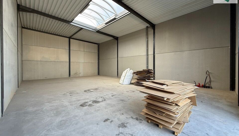 Ontdek deze gloednieuwe KMO-unit van 198m² aan de Brugsesteenweg 106 in Pittem. 
Dankzij de nabijheid van de N37 en vlotte verbindingen naar de E403 is dit pand perfect geschikt voor ondernemers die efficiëntie en toegankelijkheid combineren.
De loods v