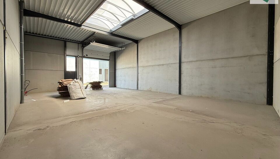Ontdek deze gloednieuwe KMO-unit van 198m² aan de Brugsesteenweg 106 in Pittem. 
Dankzij de nabijheid van de N37 en vlotte verbindingen naar de E403 is dit pand perfect geschikt voor ondernemers die efficiëntie en toegankelijkheid combineren.
De loods v