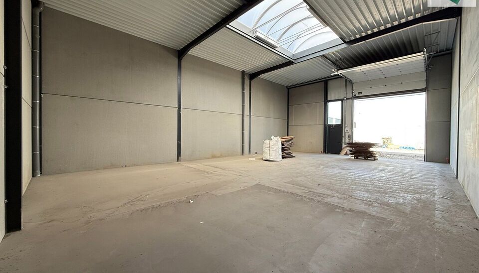Ontdek deze gloednieuwe KMO-unit van 198m² aan de Brugsesteenweg 106 in Pittem. 
Dankzij de nabijheid van de N37 en vlotte verbindingen naar de E403 is dit pand perfect geschikt voor ondernemers die efficiëntie en toegankelijkheid combineren.
De loods v