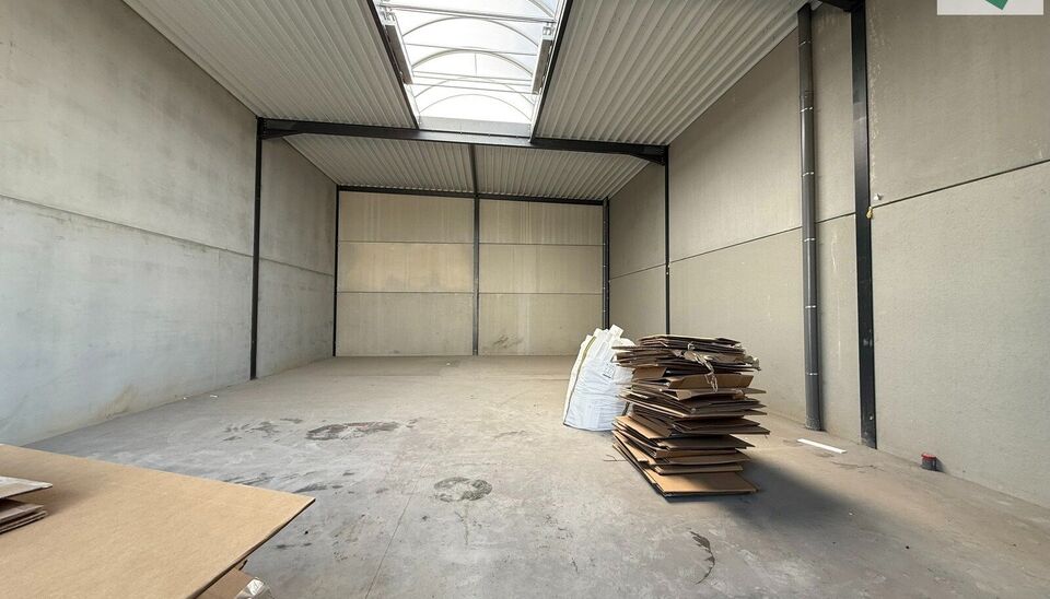 Ontdek deze gloednieuwe KMO-unit van 198m² aan de Brugsesteenweg 106 in Pittem. 
Dankzij de nabijheid van de N37 en vlotte verbindingen naar de E403 is dit pand perfect geschikt voor ondernemers die efficiëntie en toegankelijkheid combineren.
De loods v