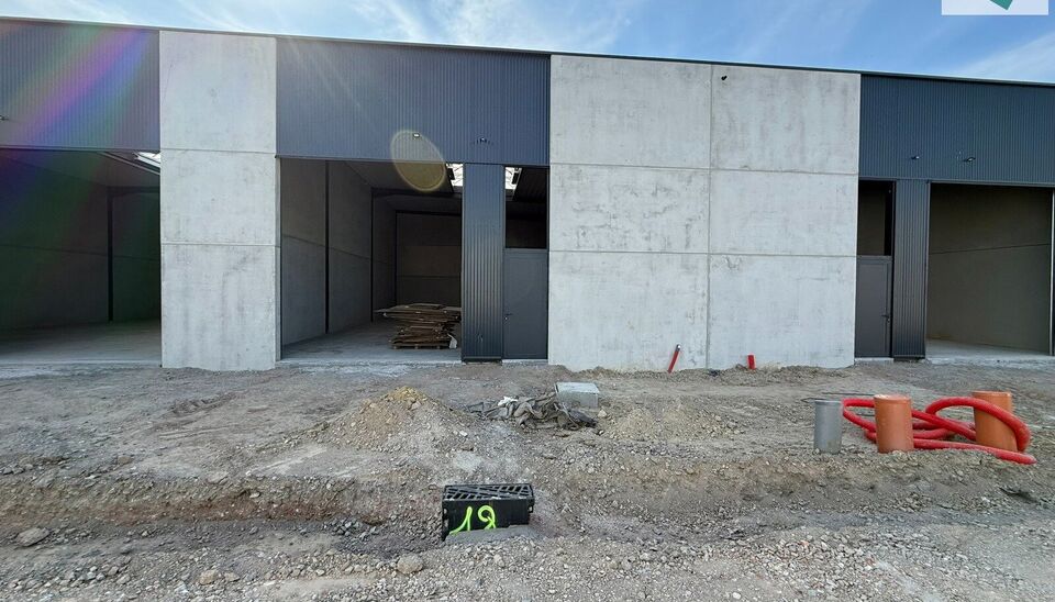 Ontdek deze gloednieuwe KMO-unit van 198m² aan de Brugsesteenweg 106 in Pittem. 
Dankzij de nabijheid van de N37 en vlotte verbindingen naar de E403 is dit pand perfect geschikt voor ondernemers die efficiëntie en toegankelijkheid combineren.
De loods v