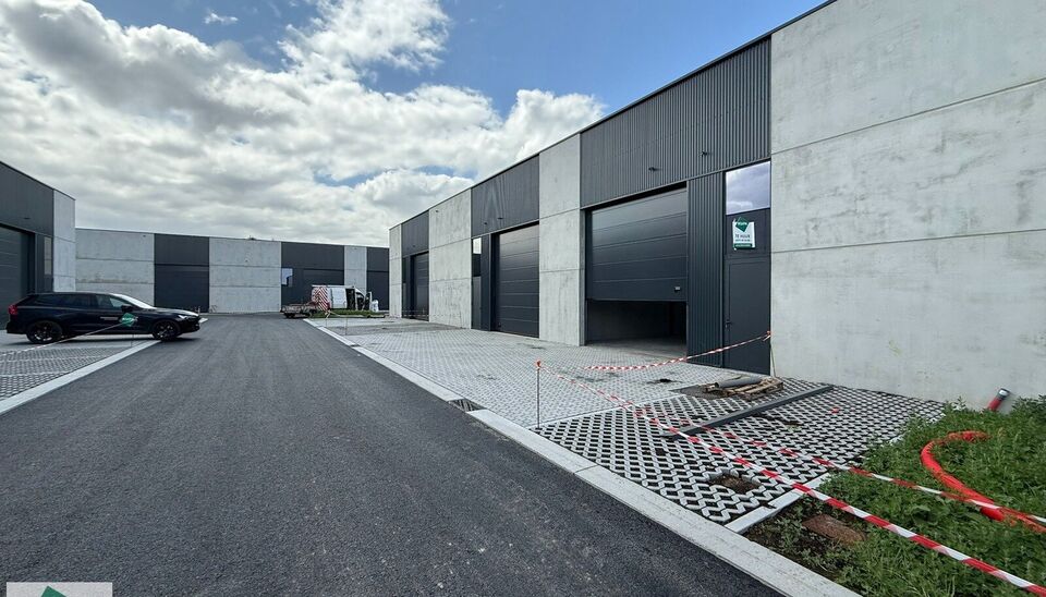 Ontdek deze gloednieuwe KMO-unit van 198m² aan de Brugsesteenweg 106 in Pittem. 
Dankzij de nabijheid van de N37 en vlotte verbindingen naar de E403 is dit pand perfect geschikt voor ondernemers die efficiëntie en toegankelijkheid combineren.
De loods v
