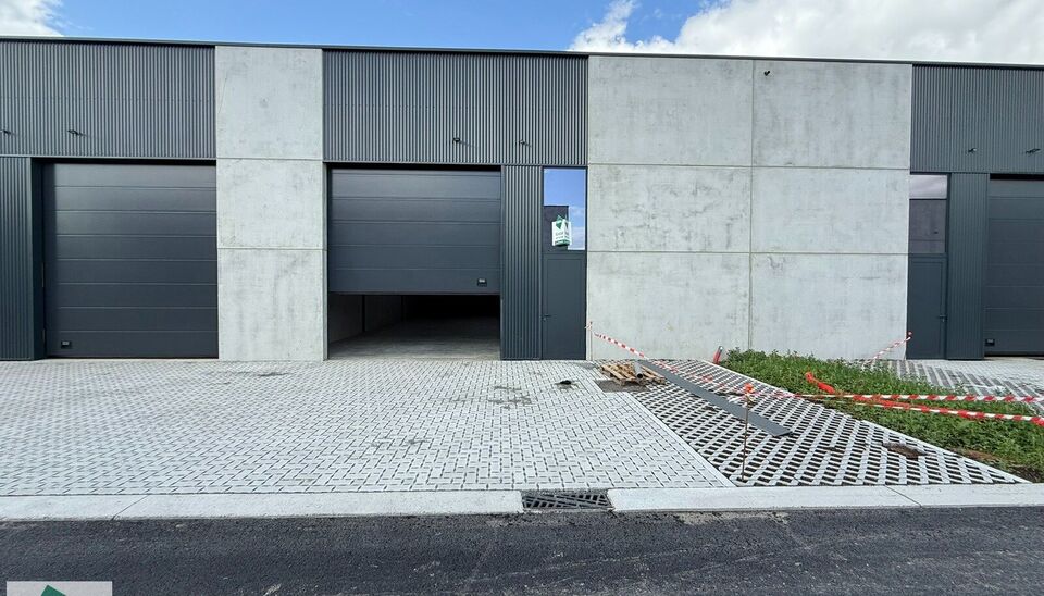 Ontdek deze gloednieuwe KMO-unit van 198m² aan de Brugsesteenweg 106 in Pittem. 
Dankzij de nabijheid van de N37 en vlotte verbindingen naar de E403 is dit pand perfect geschikt voor ondernemers die efficiëntie en toegankelijkheid combineren.
De loods v