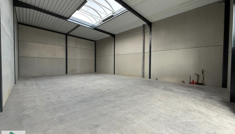 Ontdek deze gloednieuwe KMO-unit van 198m² aan de Brugsesteenweg 106 in Pittem. 
Dankzij de nabijheid van de N37 en vlotte verbindingen naar de E403 is dit pand perfect geschikt voor ondernemers die efficiëntie en toegankelijkheid combineren.
De loods v