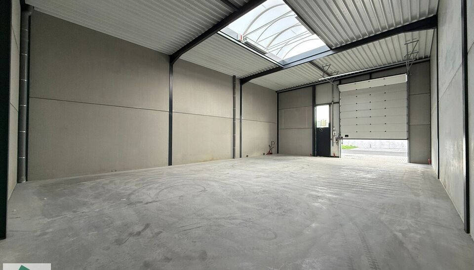 Ontdek deze gloednieuwe KMO-unit van 198m² aan de Brugsesteenweg 106 in Pittem. 
Dankzij de nabijheid van de N37 en vlotte verbindingen naar de E403 is dit pand perfect geschikt voor ondernemers die efficiëntie en toegankelijkheid combineren.
De loods v