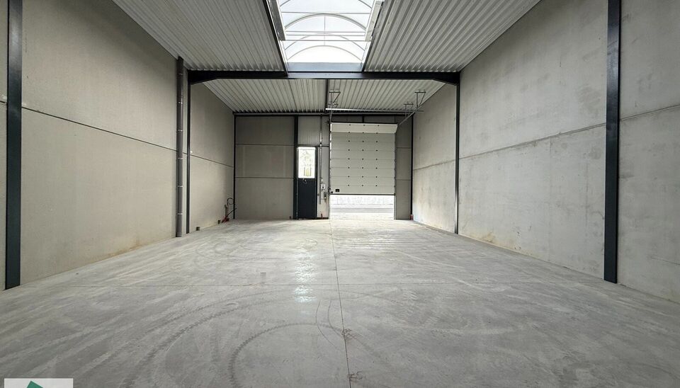 Ontdek deze gloednieuwe KMO-unit van 198m² aan de Brugsesteenweg 106 in Pittem. 
Dankzij de nabijheid van de N37 en vlotte verbindingen naar de E403 is dit pand perfect geschikt voor ondernemers die efficiëntie en toegankelijkheid combineren.
De loods v