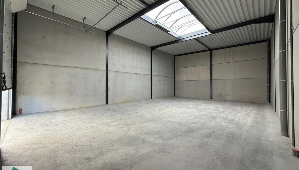 Ontdek deze gloednieuwe KMO-unit van 198m² aan de Brugsesteenweg 106 in Pittem. 
Dankzij de nabijheid van de N37 en vlotte verbindingen naar de E403 is dit pand perfect geschikt voor ondernemers die efficiëntie en toegankelijkheid combineren.
De loods v