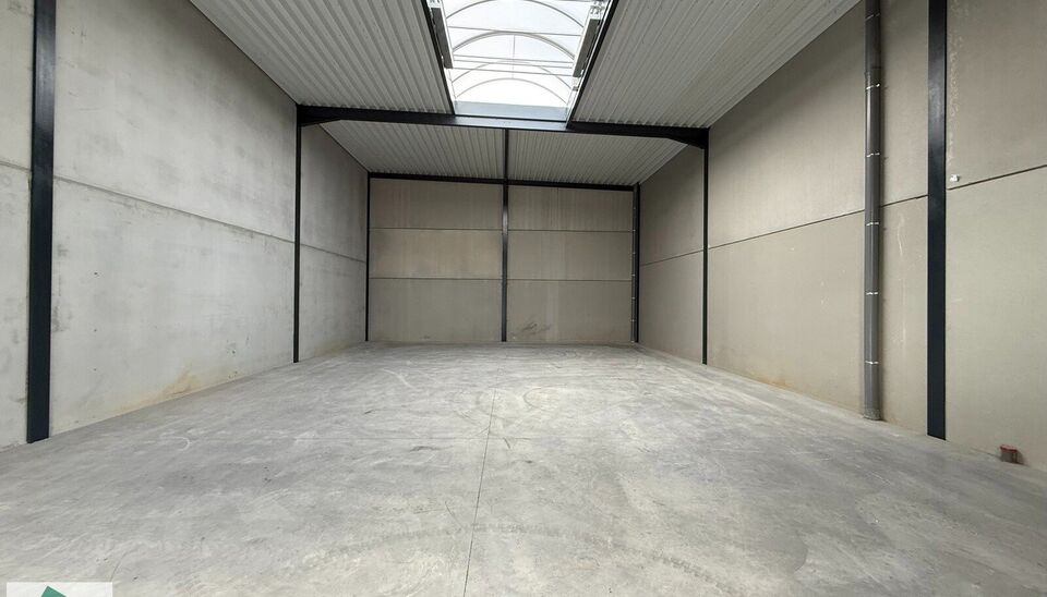Ontdek deze gloednieuwe KMO-unit van 198m² aan de Brugsesteenweg 106 in Pittem. 
Dankzij de nabijheid van de N37 en vlotte verbindingen naar de E403 is dit pand perfect geschikt voor ondernemers die efficiëntie en toegankelijkheid combineren.
De loods v