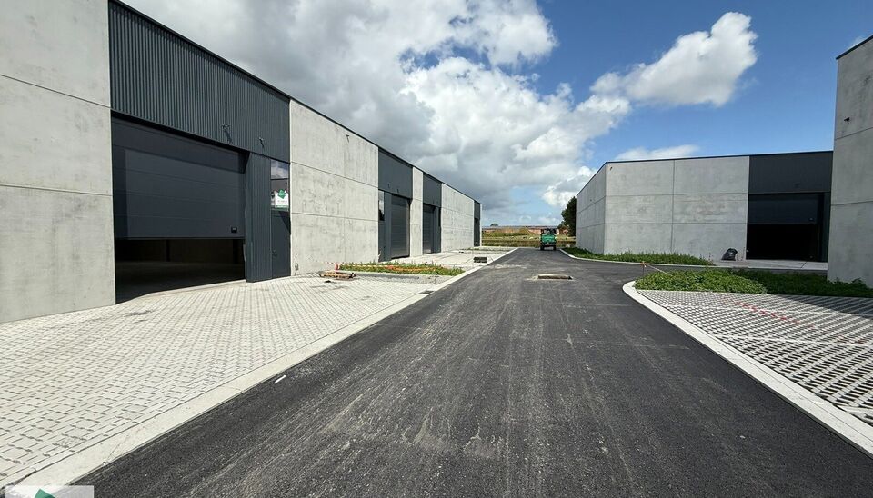 Ontdek deze gloednieuwe KMO-unit van 198m² aan de Brugsesteenweg 106 in Pittem. 
Dankzij de nabijheid van de N37 en vlotte verbindingen naar de E403 is dit pand perfect geschikt voor ondernemers die efficiëntie en toegankelijkheid combineren.
De loods v