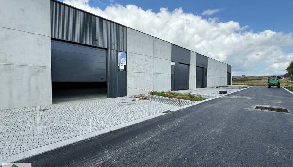 Ontdek deze gloednieuwe KMO-unit van 198m² aan de Brugsesteenweg 106 in Pittem. 
Dankzij de nabijheid van de N37 en vlotte verbindingen naar de E403 is dit pand perfect geschikt voor ondernemers die efficiëntie en toegankelijkheid combineren.
De loods v