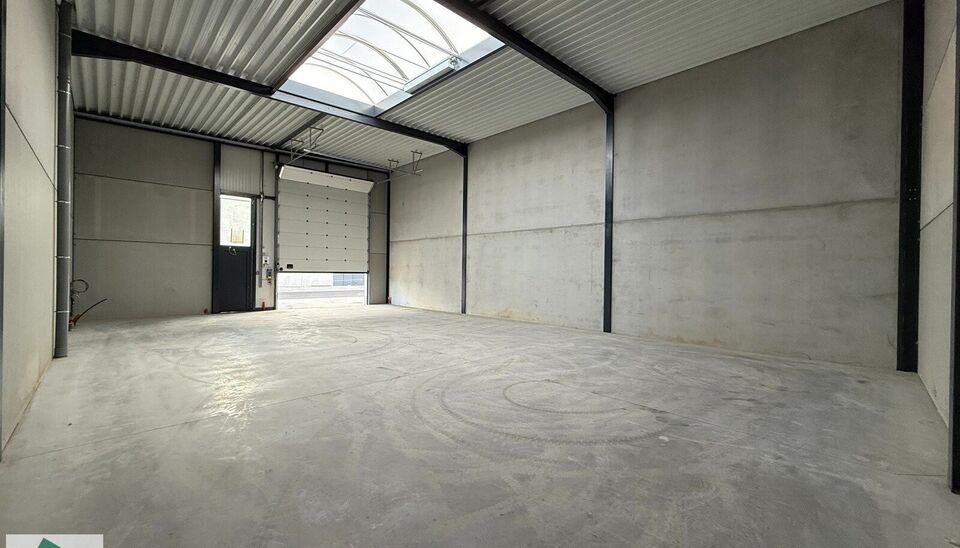 Ontdek deze gloednieuwe KMO-unit van 198m² aan de Brugsesteenweg 106 in Pittem. 
Dankzij de nabijheid van de N37 en vlotte verbindingen naar de E403 is dit pand perfect geschikt voor ondernemers die efficiëntie en toegankelijkheid combineren.
De loods v