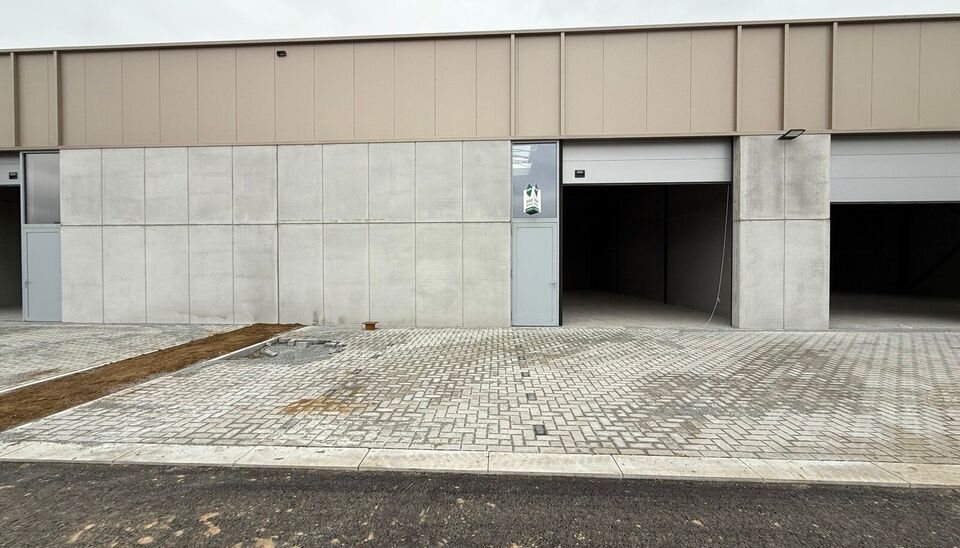 In het nieuwe bedrijvenpark “Thea” biedt KUPA IMMO nieuwe magazijnen te huur aan.
De Careelstraat ligt in het zuiden van Tielt, in een zone die vooral gericht is op KMO’s, logistiek en ambachtelijke bedrijven. De site bevindt zich op slechts 2 à 3 