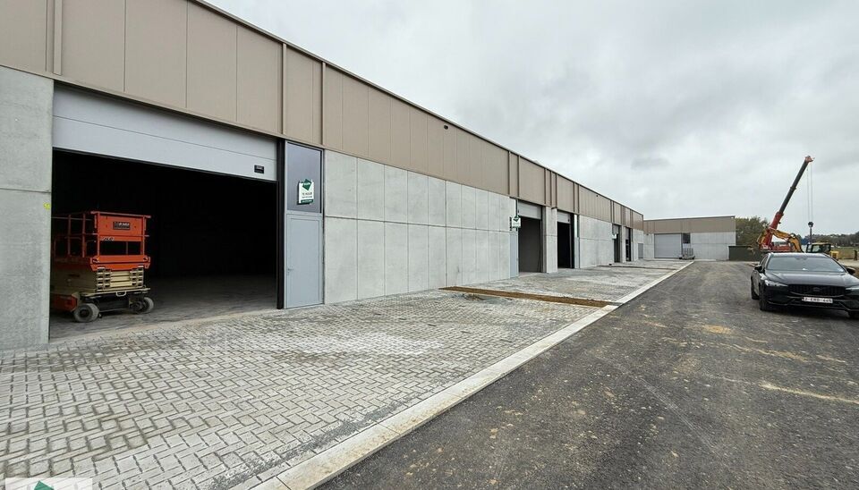 In het nieuwe bedrijvenpark “Thea” biedt KUPA IMMO nieuwe magazijnen te huur aan.
De Careelstraat ligt in het zuiden van Tielt, in een zone die vooral gericht is op KMO’s, logistiek en ambachtelijke bedrijven. De site bevindt zich op slechts 2 à 3 