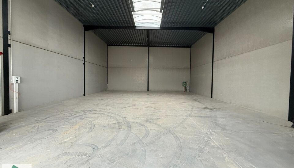 In het nieuwe bedrijvenpark “Thea” biedt KUPA IMMO nieuwe magazijnen te huur aan.
De Careelstraat ligt in het zuiden van Tielt, in een zone die vooral gericht is op KMO’s, logistiek en ambachtelijke bedrijven. De site bevindt zich op slechts 2 à 3 