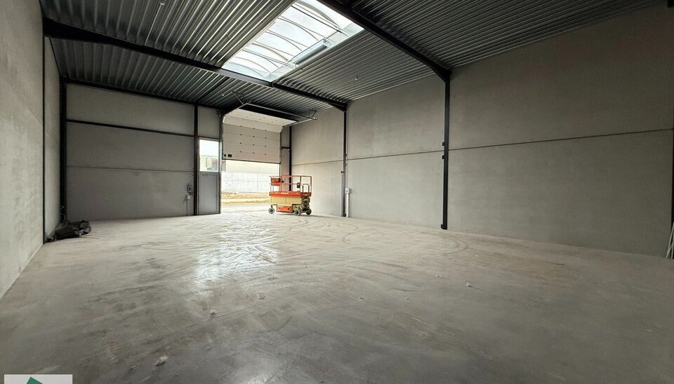 In het nieuwe bedrijvenpark “Thea” biedt KUPA IMMO nieuwe magazijnen te huur aan.
De Careelstraat ligt in het zuiden van Tielt, in een zone die vooral gericht is op KMO’s, logistiek en ambachtelijke bedrijven. De site bevindt zich op slechts 2 à 3 