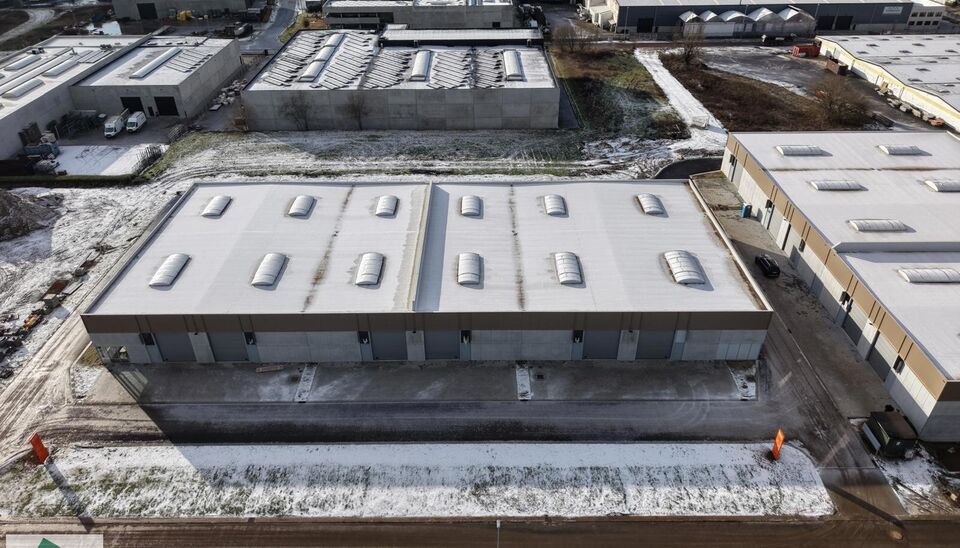 In het nieuwe bedrijvenpark &ldquo;Thea&rdquo; biedt KUPA IMMO nieuwe magazijnen te huur aan.
De Careelstraat ligt in het zuiden van Tielt, in een zone die vooral gericht is op KMO&rsquo;s, logistiek en ambachtelijke bedrijven. De site bevindt zich op slechts 2 &agrave; 3 